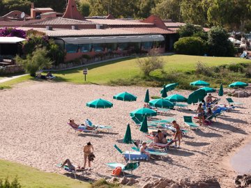 Meerdere strandjes omhelzen vakantiepark en camping Isluedda op Sardinie